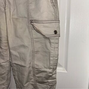 Blue Savvy tan cargo pants, size 9, loose fit with carpenter pockets!